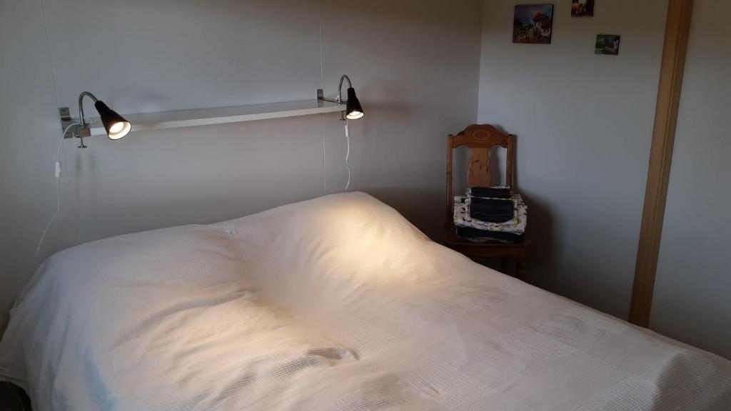 Birkikinn伯其金度假屋的卧室配有白色的床和镜子