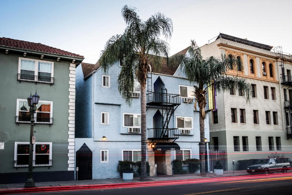 洛杉矶好莱坞酒店的一条棕榈树街道上的一排建筑物