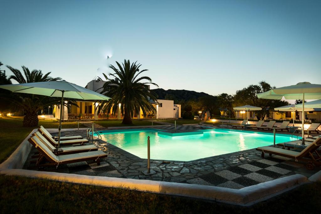 斯基罗斯岛美丽卡利酒店的一个带躺椅和遮阳伞的游泳池