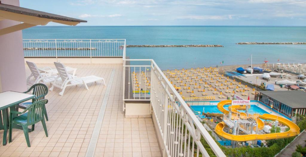 丽都迪萨维奥阿马尔菲公寓式酒店的阳台享有游泳池和海洋的景致。