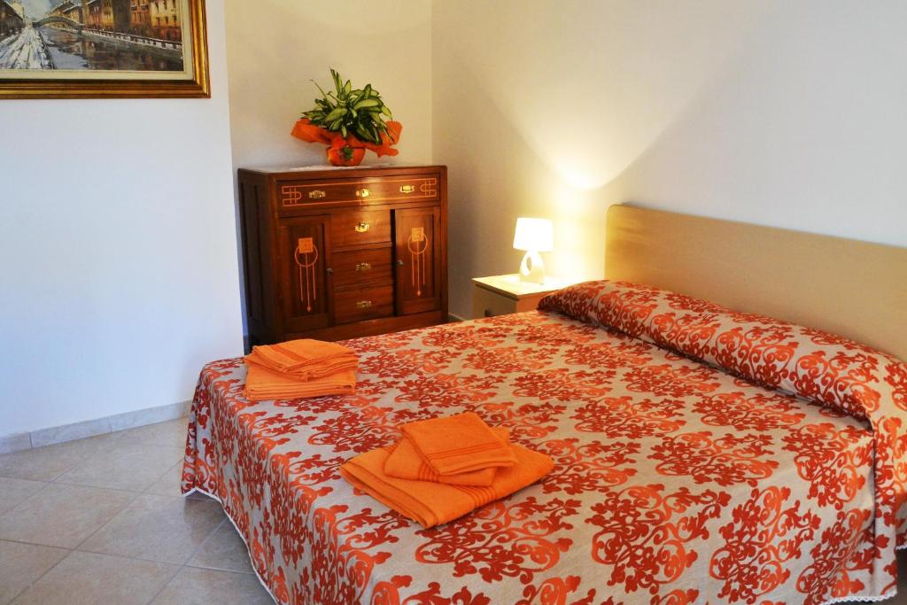 圣切萨廖迪莱切I due Tesori的一间卧室配有带橙色毛巾的床