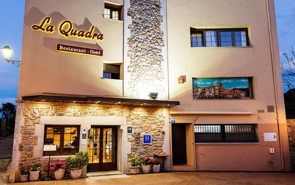 马斯萨内特-德卡夫雷尼斯拉夸德拉酒店及餐厅的一座有标有反瓜字样的建筑