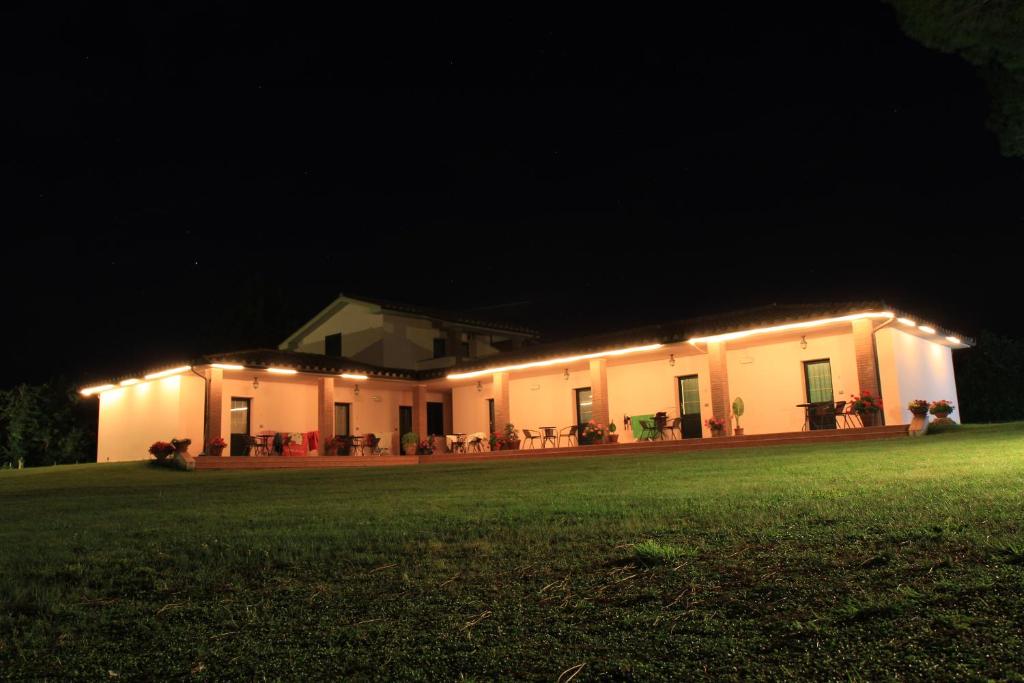 萨杜勒尼亚Agriturismo Valle Martina的一座晚上有灯的建筑