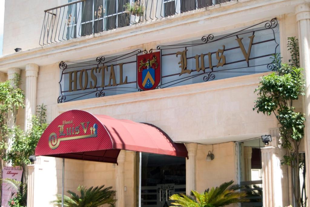 圣多明各Hotel Luis V Santo Domingo的标有标志的酒店前方