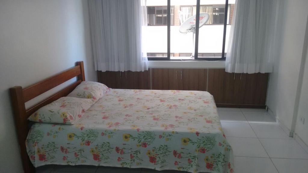 马塞约Estúdio Ibiza II的一间卧室设有一张床和一个窗口