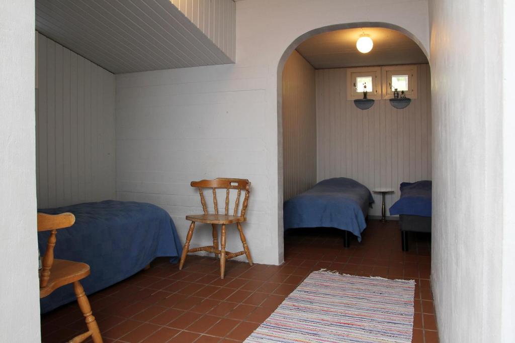 萨洛Vuohensaari Camping的小房间设有两张床和椅子