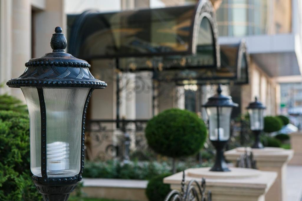 巴库Azalea Hotel Baku的建筑物前的街道灯