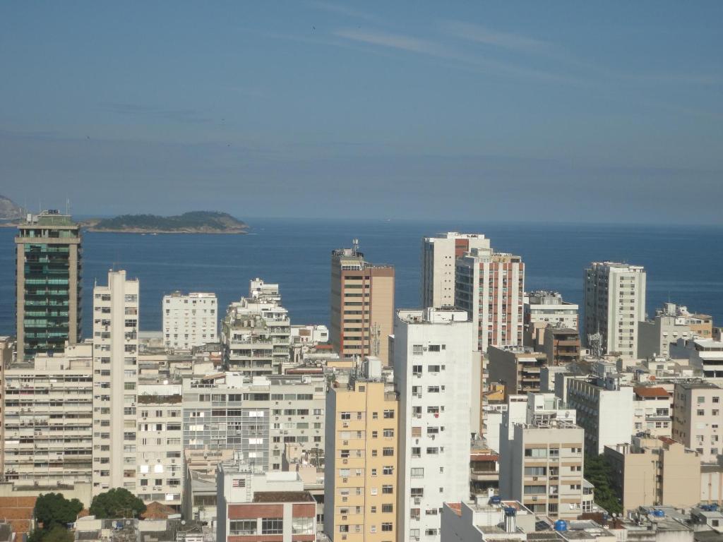 里约热内卢Ipanema's heart的城市天际线,背景是海洋
