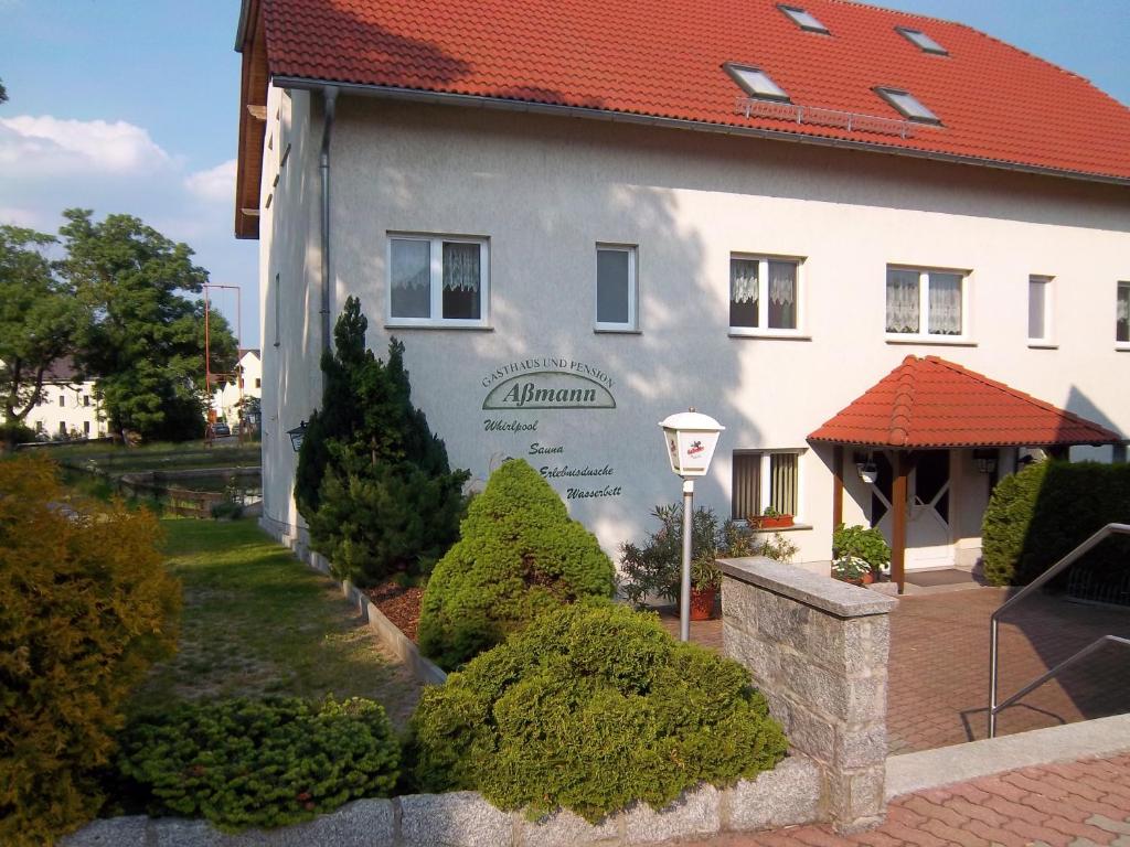 HochkirchHotel & Pension Aßmann的一座白色的大建筑,有红色的屋顶