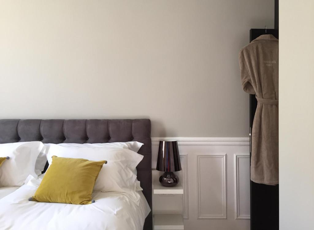圣芒代La Suite 19的一间卧室配有一张黄色枕头的床