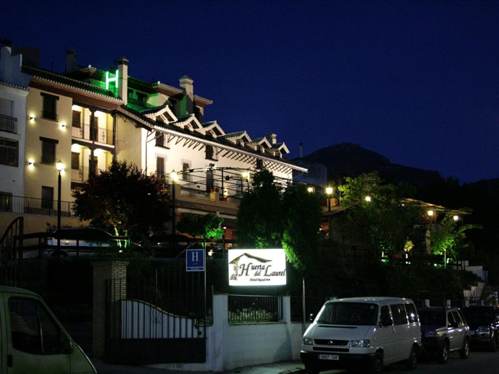 莫纳奇尔月桂树果园乡村酒店的一辆夜间停在大楼前的白色货车