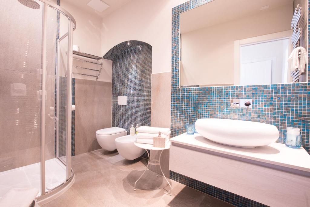 蒙特罗索阿尔马雷贝拉姆布拉酒店的一间带水槽、淋浴和卫生间的浴室