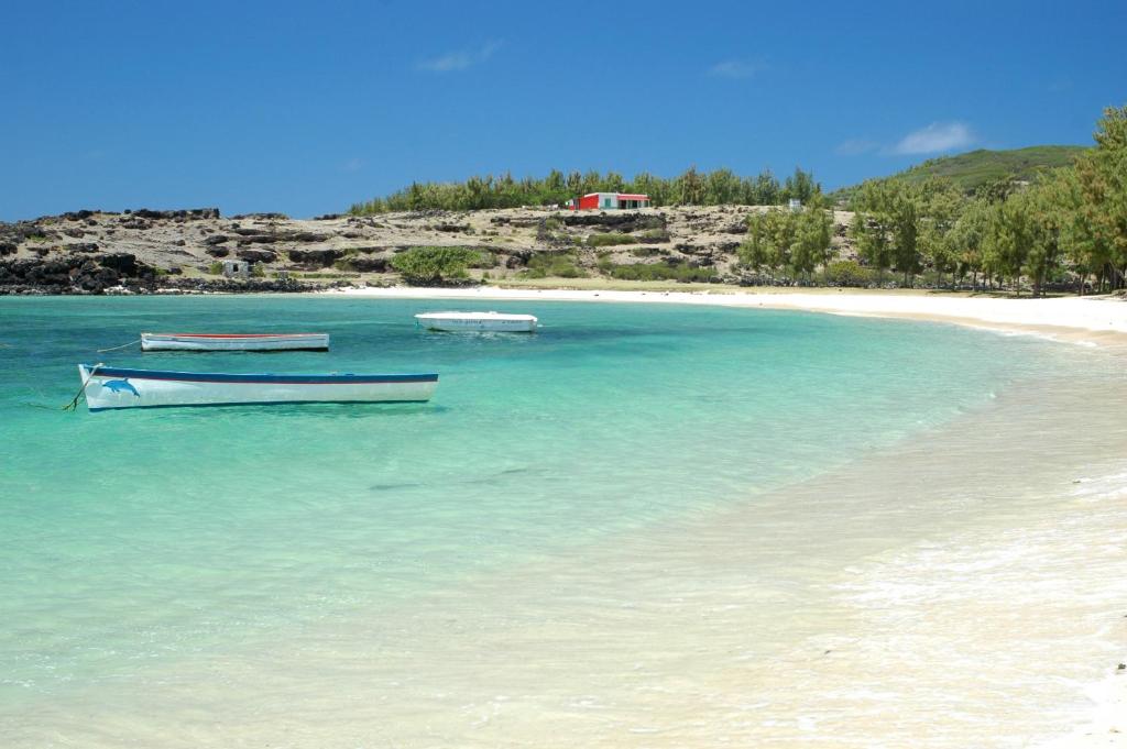 Rodrigues Island切斯罗纳德旅馆的两艘船坐在海滩上的水里