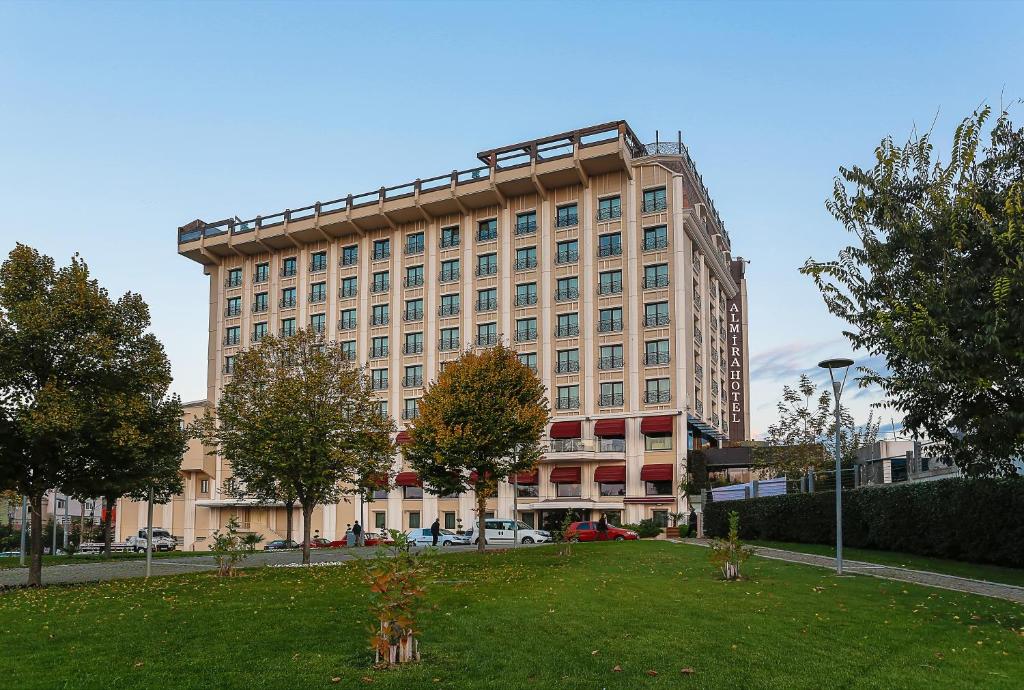 伯萨Almira Hotel Thermal Spa & Convention Center的一座大型建筑,前面有一个公园