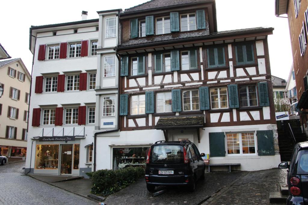 豪尔根荷根一室公寓及公寓酒店的停在大楼前的小汽车