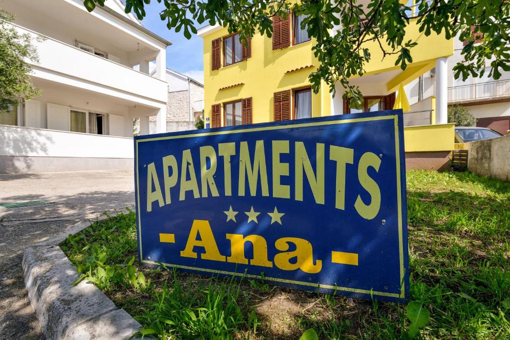 佩特坎内Apartments Ana的大楼前的公寓的标志