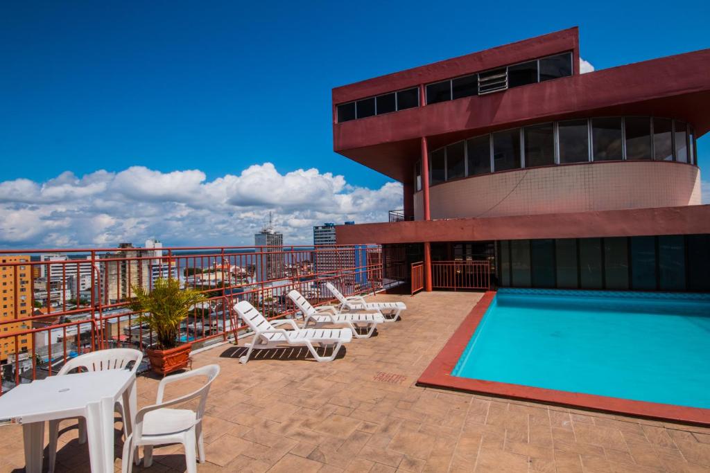 马瑙斯泰姬陵酒店 的大楼顶部带游泳池的阳台