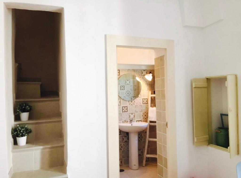 奥斯图尼L'alcova di Garibaldi的白色的浴室设有水槽和镜子