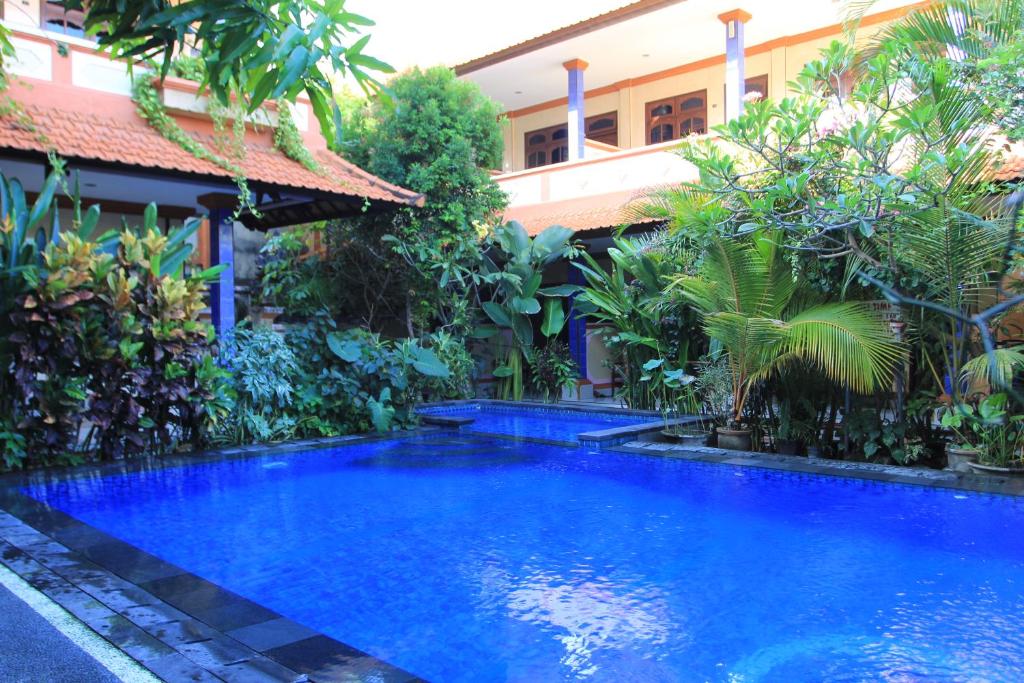 库塔杰帕卡3旅馆的一座带度假村的建筑前的游泳池