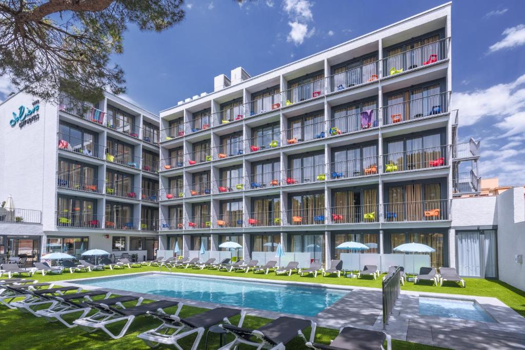 滨海托萨GHT萨利拉酒店的享有度假村外部景致,设有游泳池