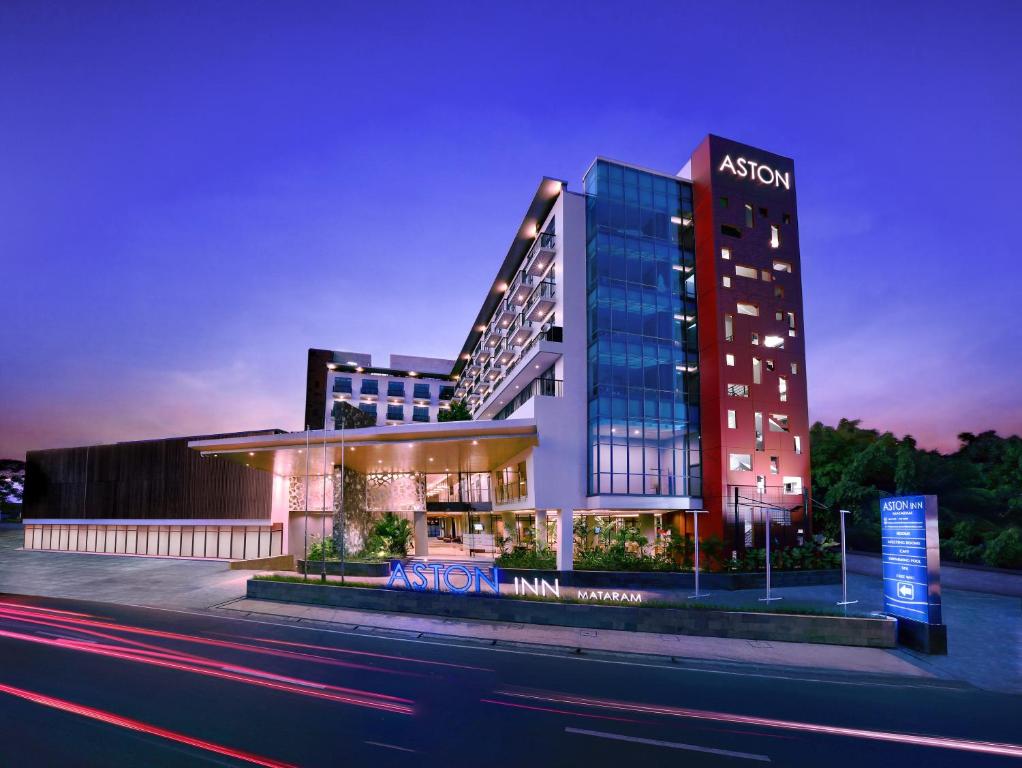 马塔兰ASTON Inn Mataram的建筑的侧面有标志