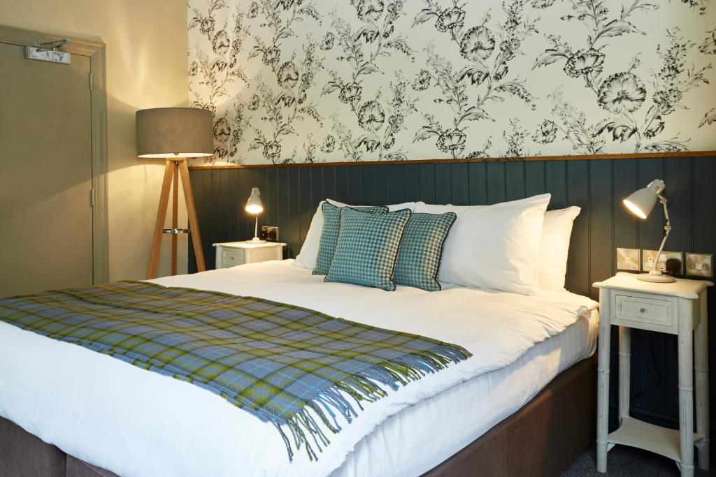 巴克法斯特利Dartbridge Inn by Greene King Inns的一间卧室配有一张带绿色和白色毯子的床