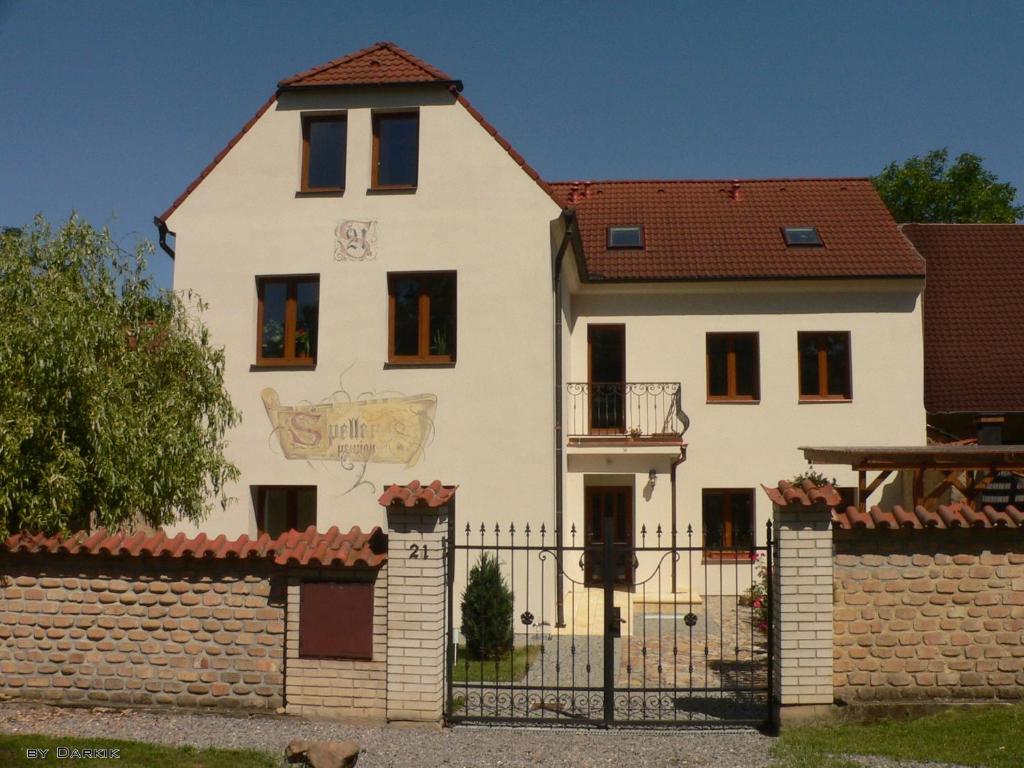 维索克乌耶兹斯佩莱膳食公寓酒店的白色的房子,有门和栅栏