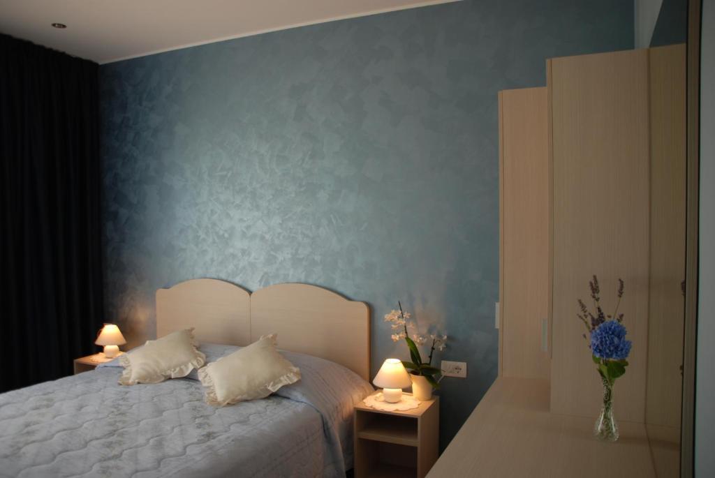 乌马格Rooms Edda的一间卧室配有一张蓝色墙壁的床