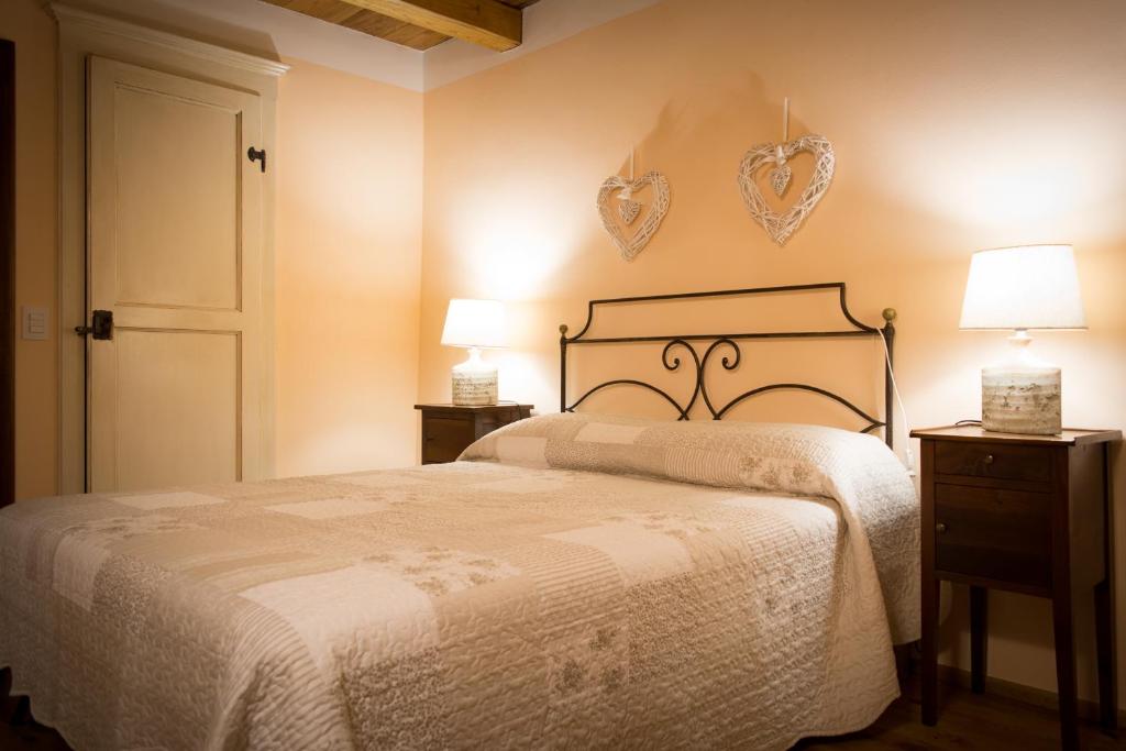 皮蒂利亚诺Da Titta的卧室配有一张床,墙上有两颗心