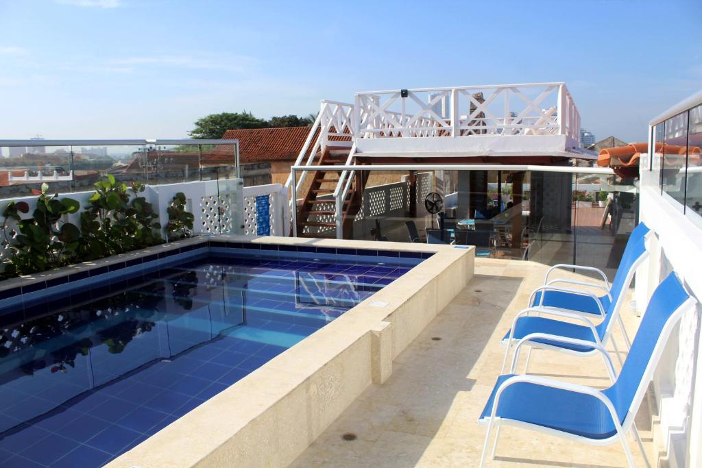 卡塔赫纳Casa Villa Colonial By Akel Hotels的屋顶上的游泳池