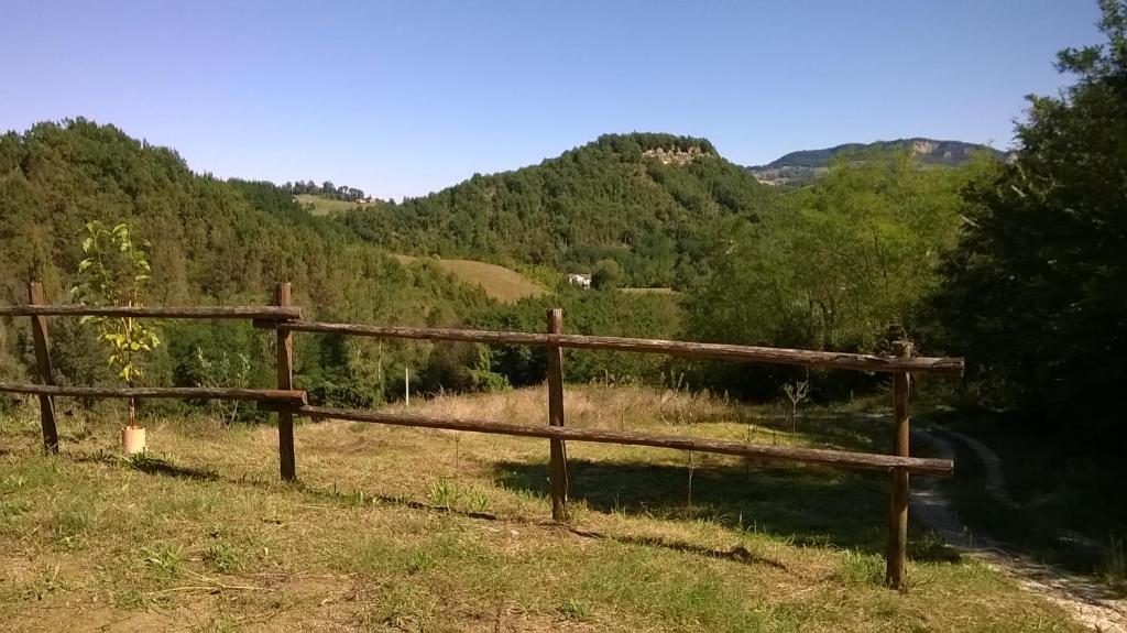 科玛南扎Il Gelso Rosso的山地的木栅栏