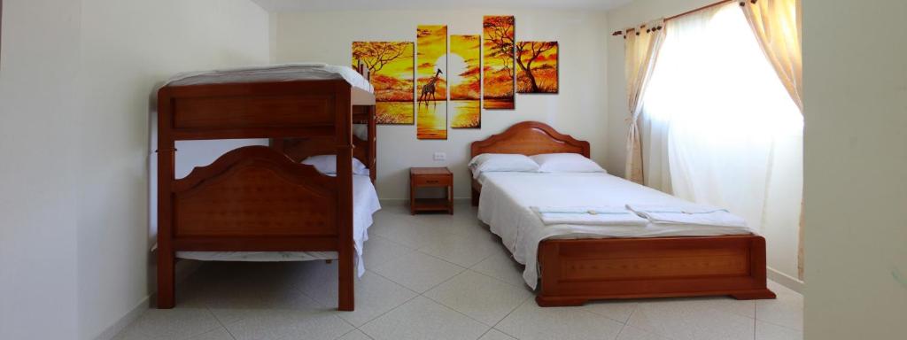 Valle de San JoséHotel el Paraíso del Valle的一间卧室设有两张双层床和一扇窗户。