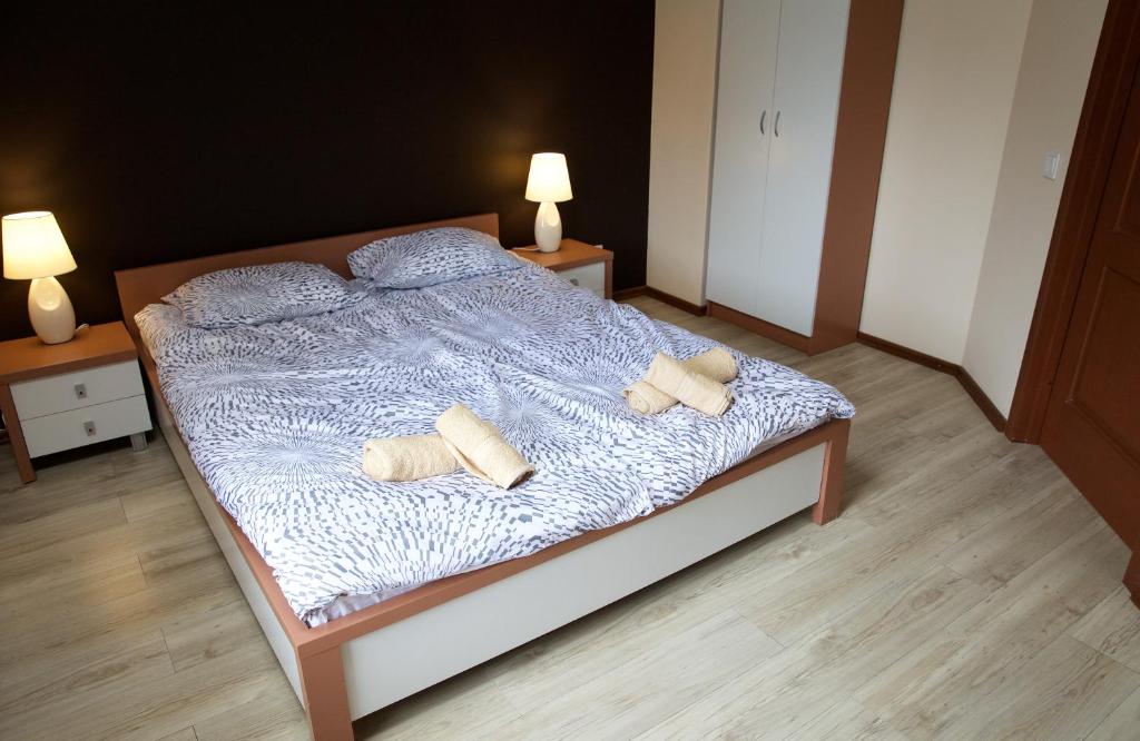 文茨皮尔斯Marbella的一间卧室配有一张带两个枕头的床