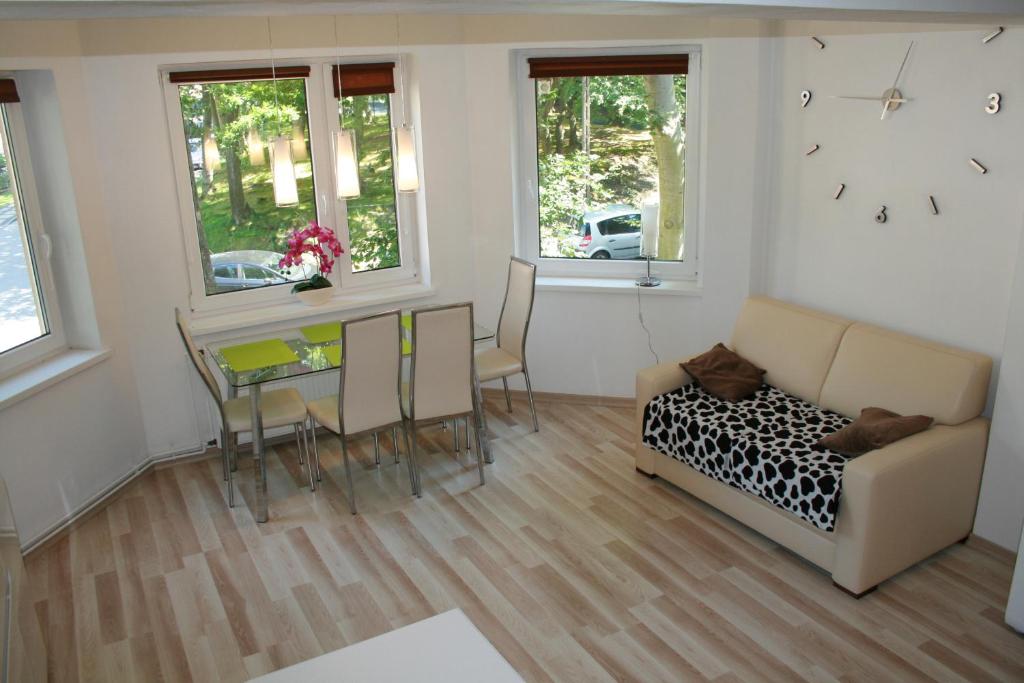 米兹多洛杰Apartament Light & Bright的客厅配有沙发和桌子