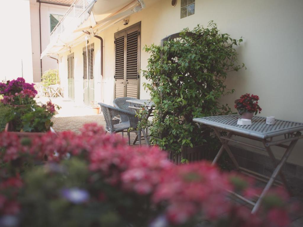 萨尔扎纳皮安迪卢娜住宿加早餐旅馆的庭院配有桌椅和鲜花