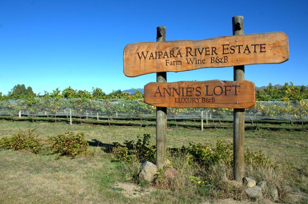 WaiparaWaipara River Estate的瓦拉帕河庄园和矿区的一个标志