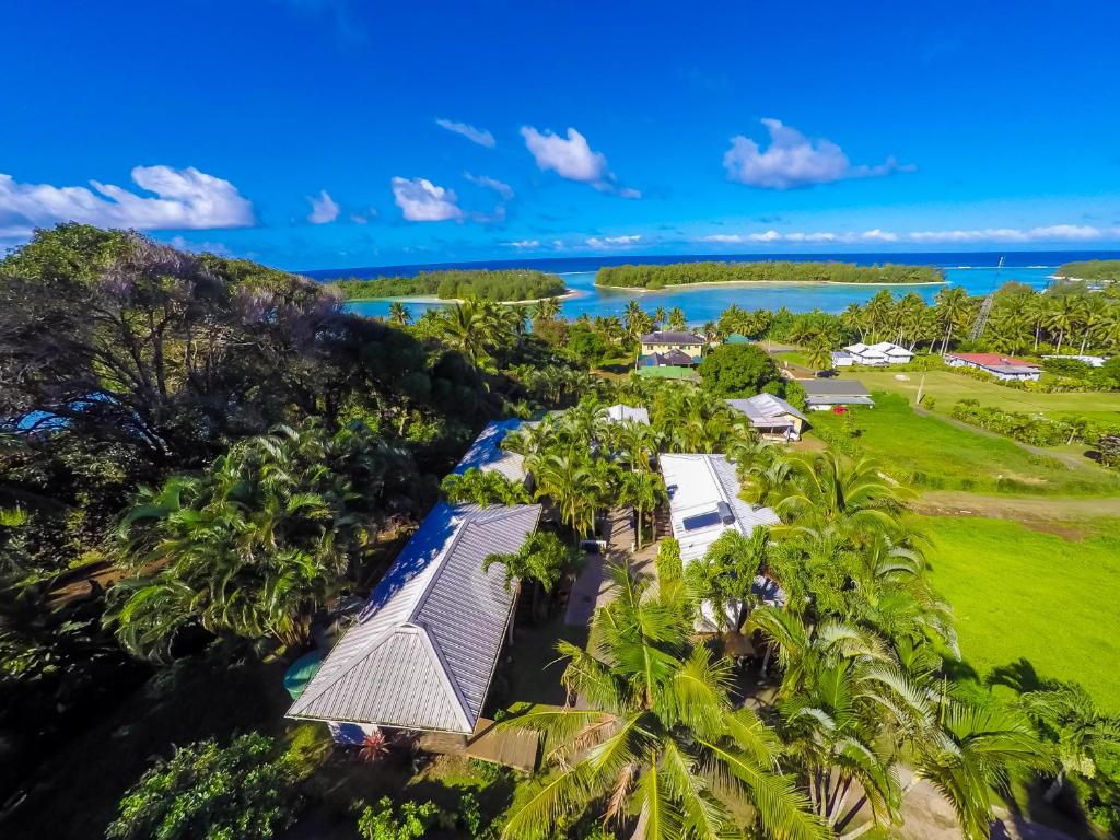 拉罗汤加Muri Lagoon View Bungalows - Hillside Bungalow的棕榈树度假村的空中景致