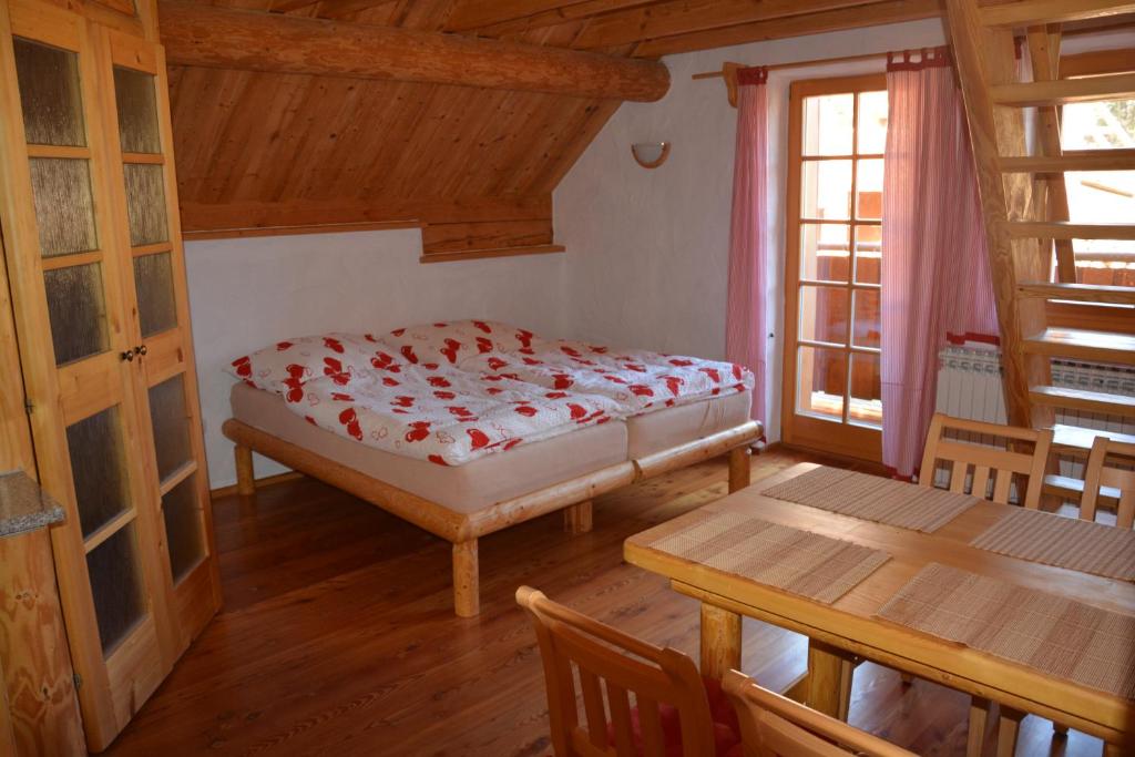 普拉哈季采查鲁帕安布拉山林小屋的卧室配有一张床和一张桌子及椅子