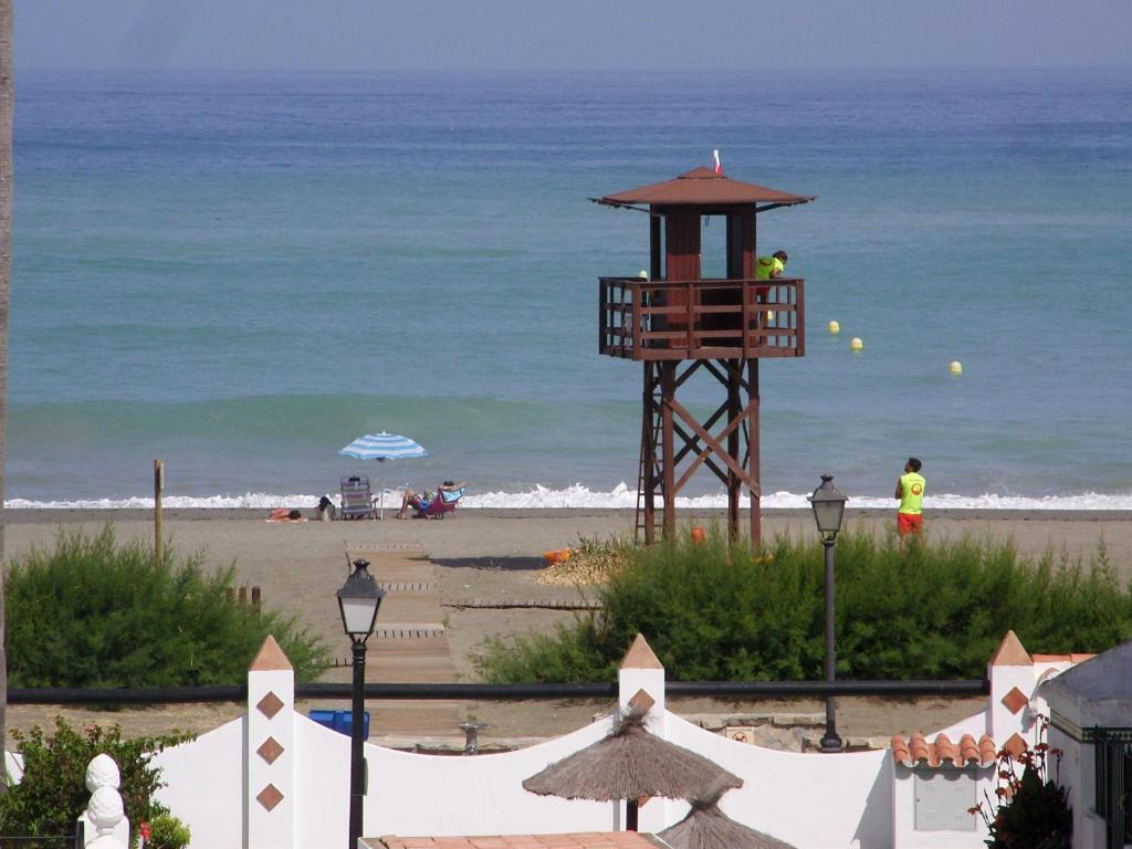 圣路易斯·德·萨比尼尔Casa de la Playa的海边的救生塔