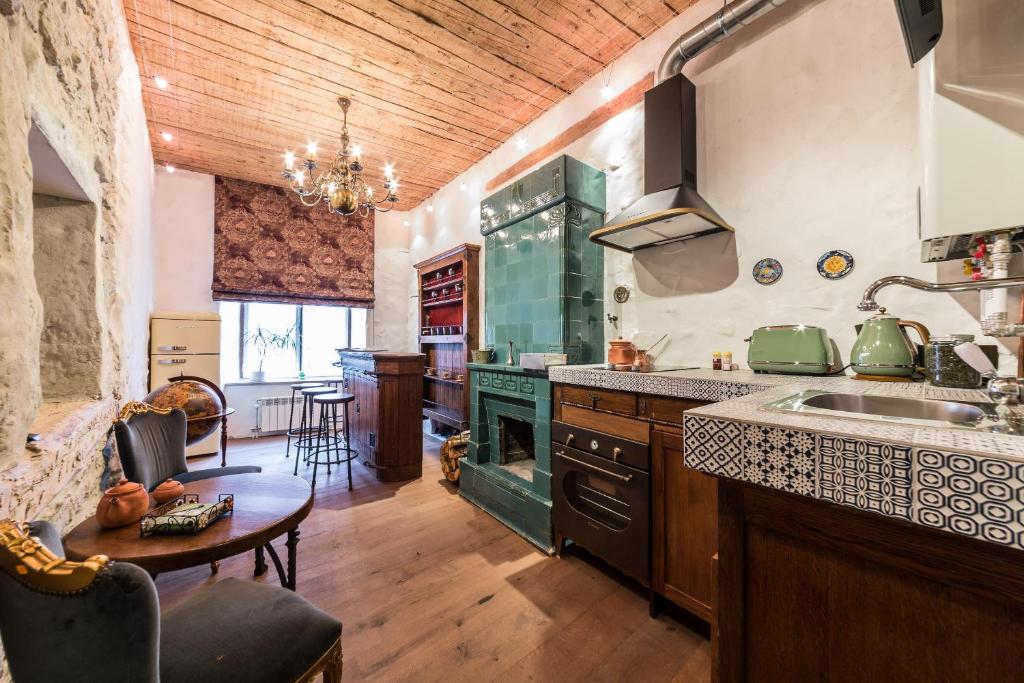 塔林Viru Lux Apartment的厨房配有水槽和炉灶 顶部烤箱