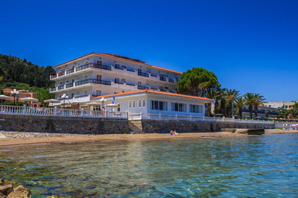 阿凯松Chryssi Akti Hotel的海边的一座建筑