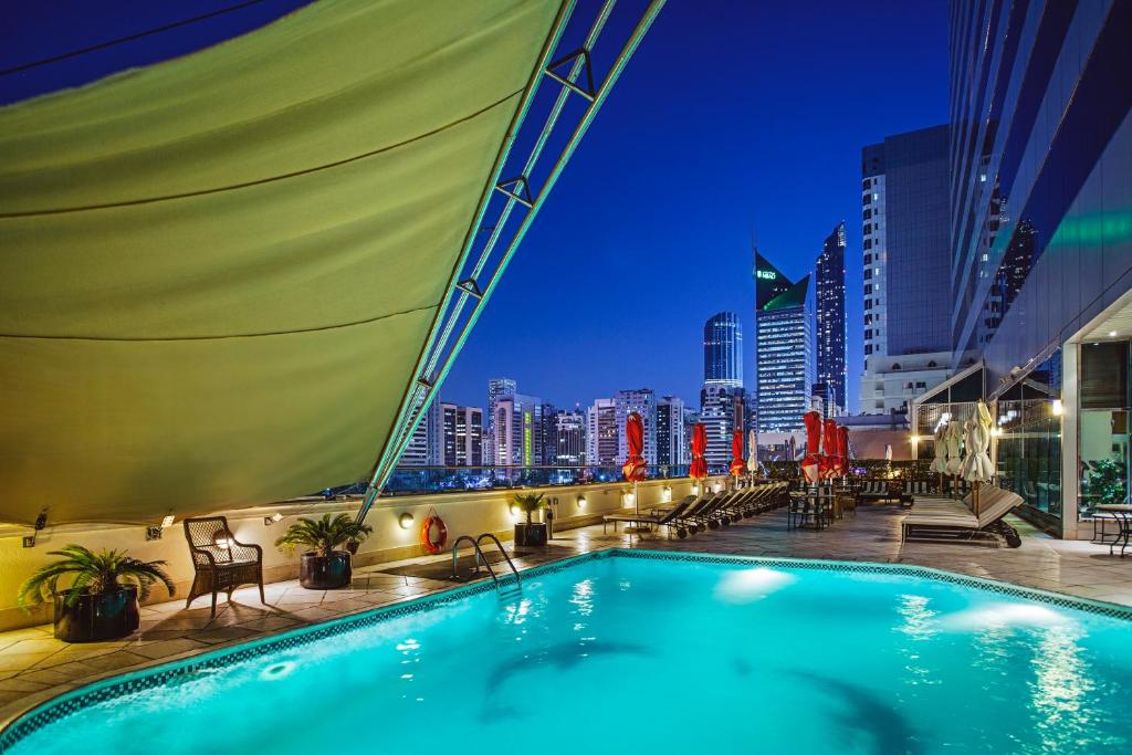 阿布扎比阿布扎比海滨大道酒店的一座城市天际线建筑的顶部游泳池