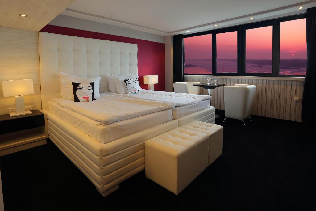 鲁塞里加大酒店的酒店客房设有一张大床和窗户。