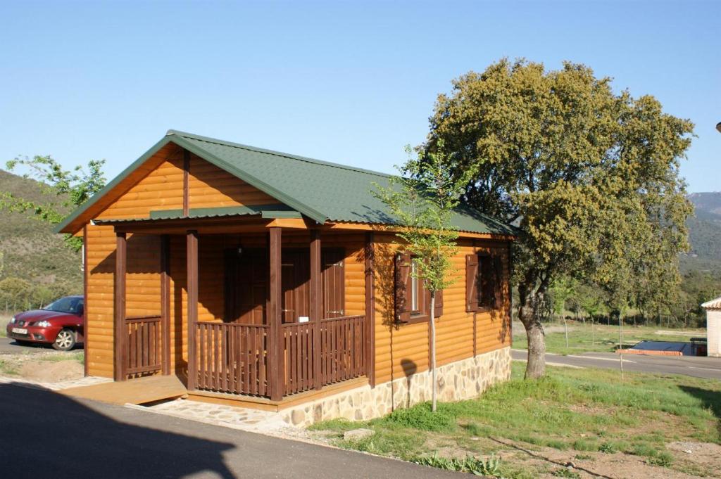 Navas de Estena林斯特加贝内罗斯乡村民宿 - 乡村旅游中心的一间拥有绿色屋顶的小小木屋