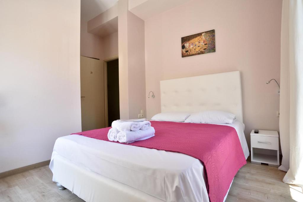 纳夫普利翁Asimoni Pension的一间卧室配有一张床,上面有两条毛巾