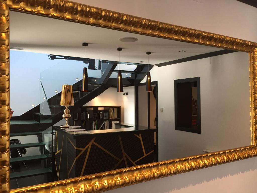 波尔托马林Guest House El Padrino的客厅墙上的镜子