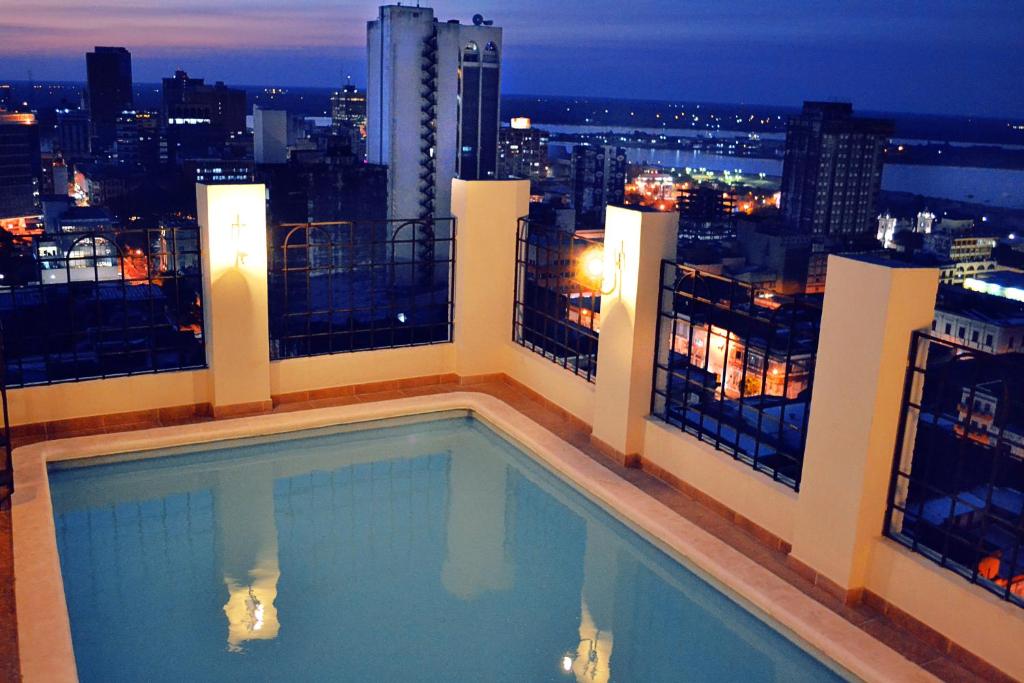 亚松森曼杜阿拉公寓式酒店的建筑物屋顶上的游泳池