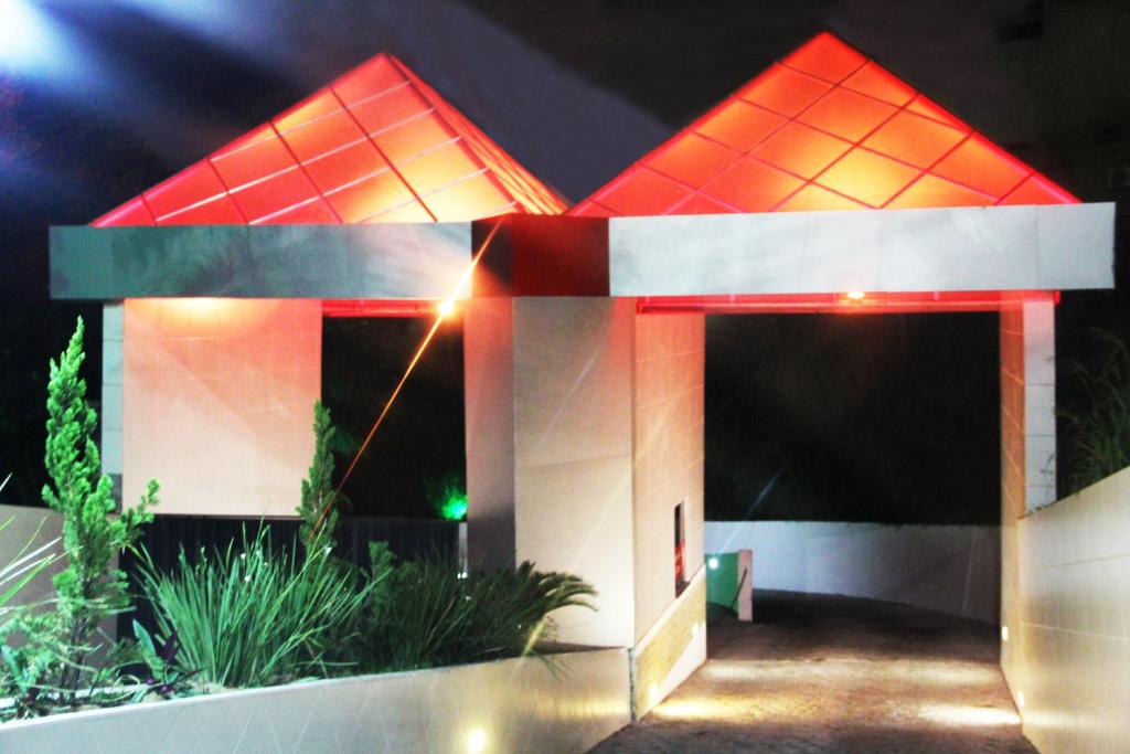 萨尔瓦多DOM Suites motel (Adult Only)的一间晚上有红色屋顶的小房子