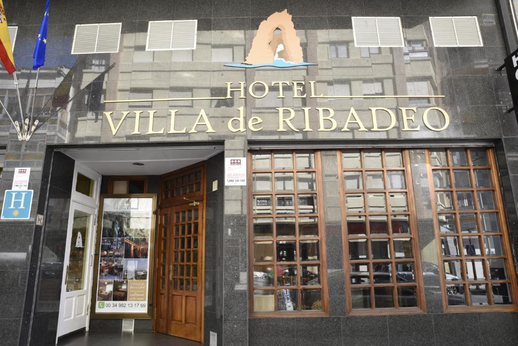 里瓦德奥Hotel Villa De Ribadeo的展示了酒店别墅de ruedo