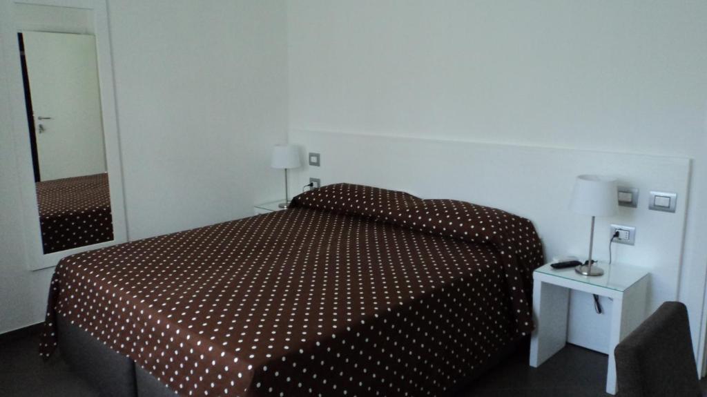 卡斯特拉巴特滨海Il Melograno B&B的一间卧室配有一张带棕色棉被的床